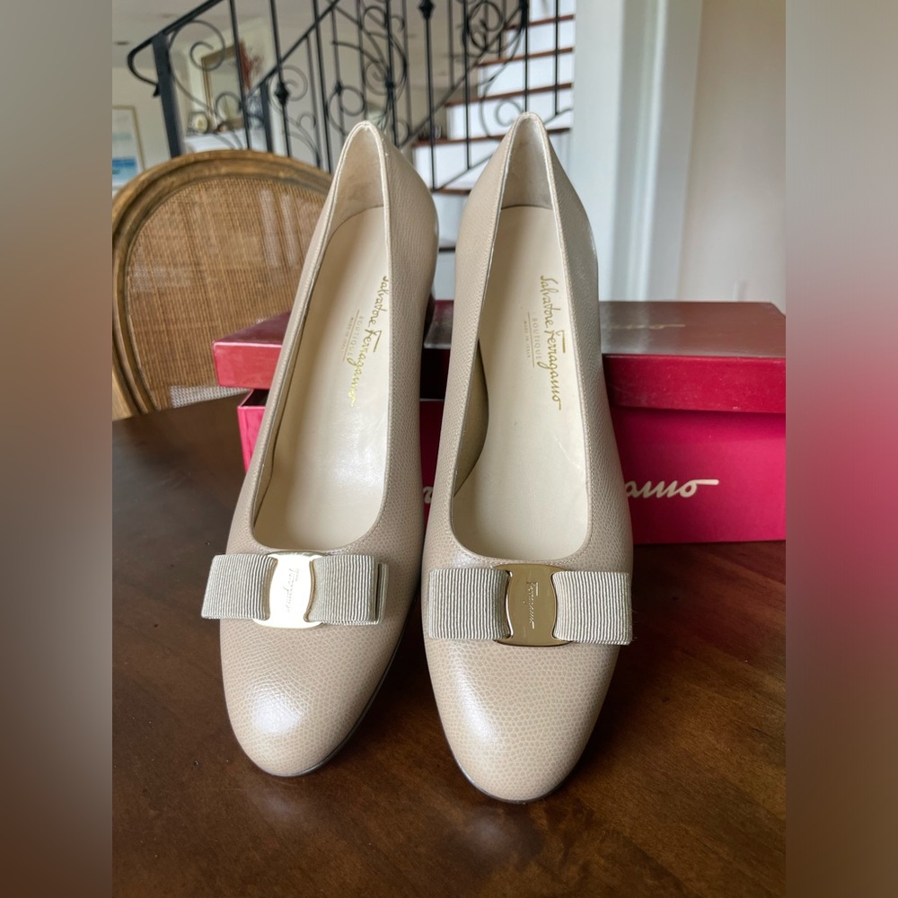 Salvatore Ferragamo Vara Pumps - Size 11
